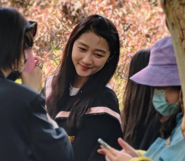 关晓彤拍照被同学挤到角落,右下角的人说明问题,都是命运的安排_明星