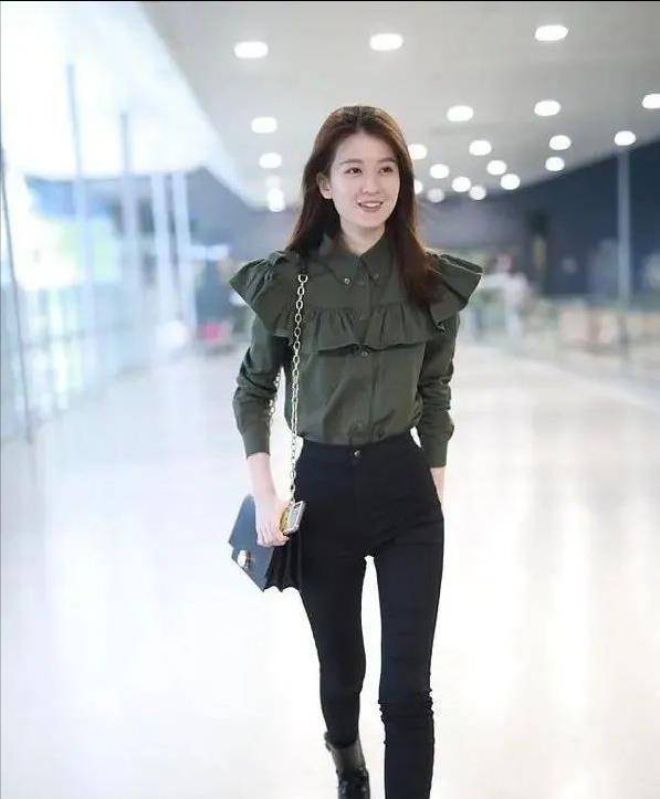 30岁乔欣终于"放开"了,身穿时尚连衣裙高调秀身材,美得不敢认_风格