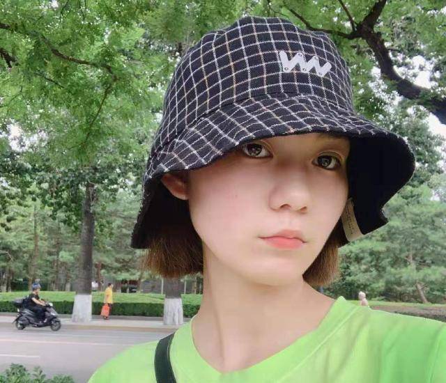 段奥娟晒自拍,北京之行化身导游,昔日少女已有大人模样_穿着_照片