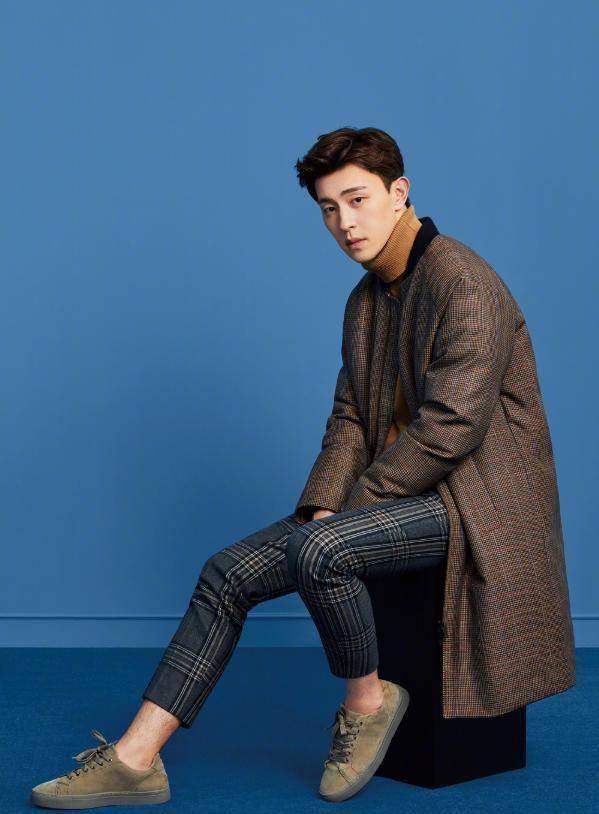 邓伦不愧是"时髦精",穿蓝衬衣配黑西装裤,完美诠释慵懒风格_棕色_黑色