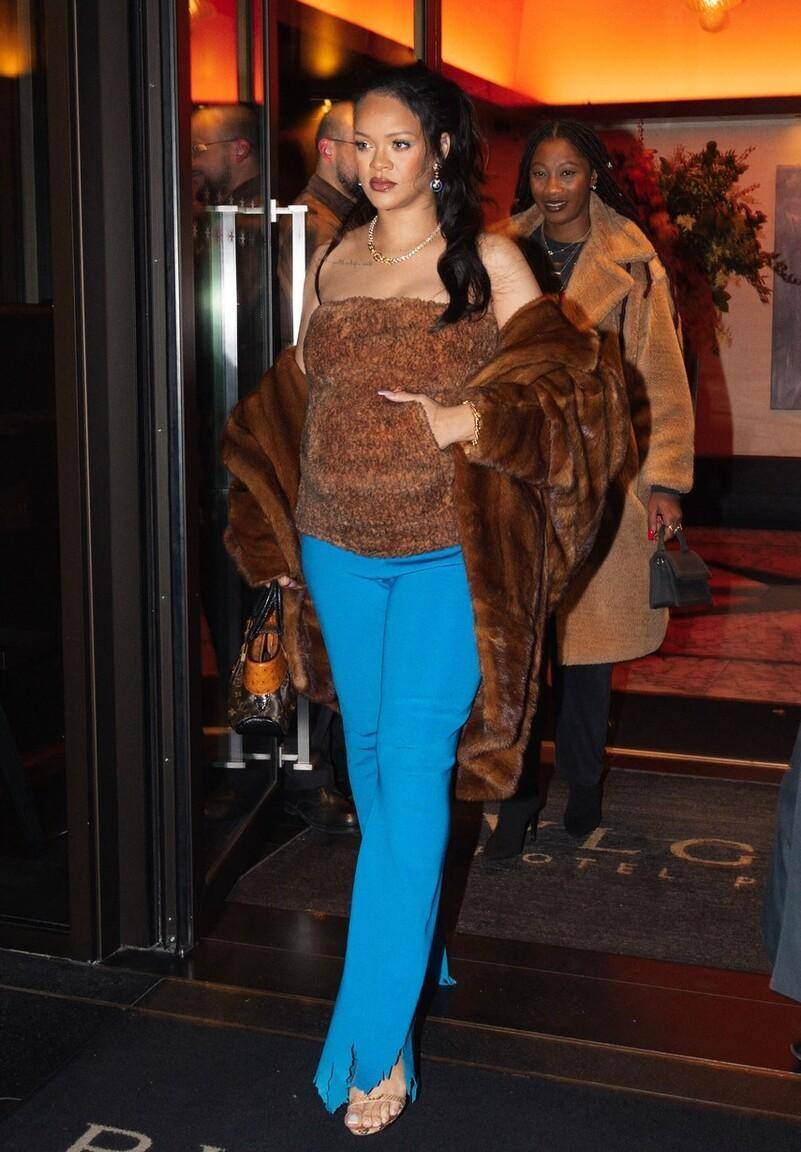 蕾哈娜在巴黎吃晚饭,穿棕色皮草搭配抹身材,时尚辣妈的穿搭细节很新的