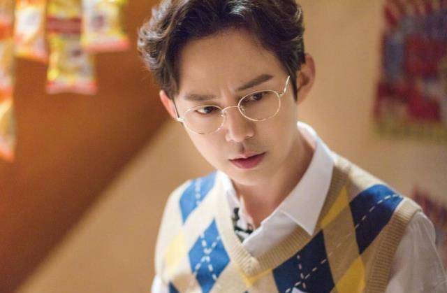 何炅无修图路人照,离开了舞台上的精致妆容,这是哪一位老大爷?