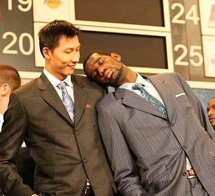 还记得易建联同届的奥登吗?他成功转行,并和钱打交道!