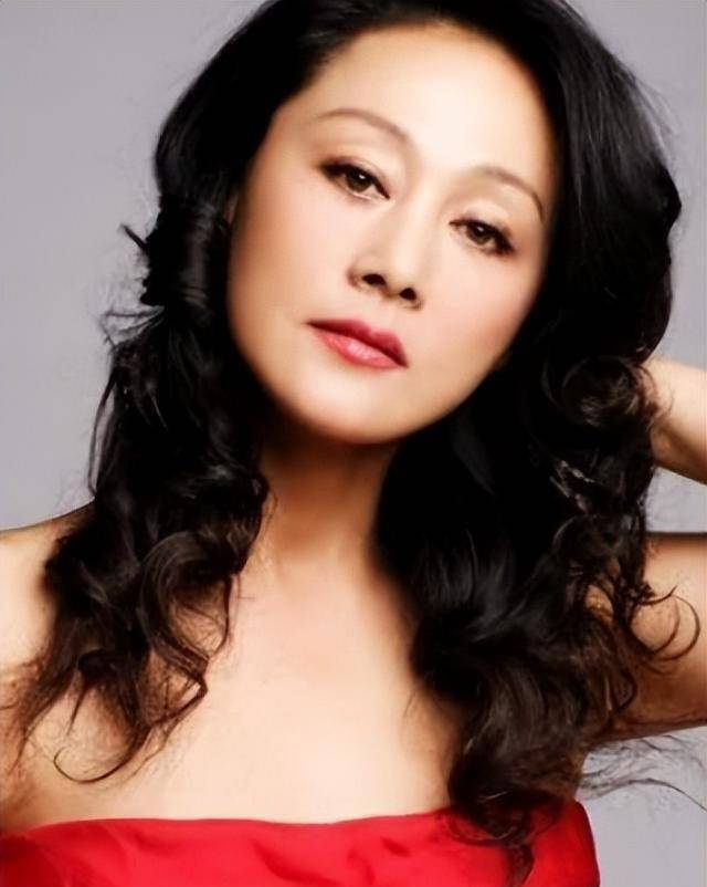 60岁王姬:说做演员很难,被骂国内赚钱国外花,儿子是一生的痛_北电