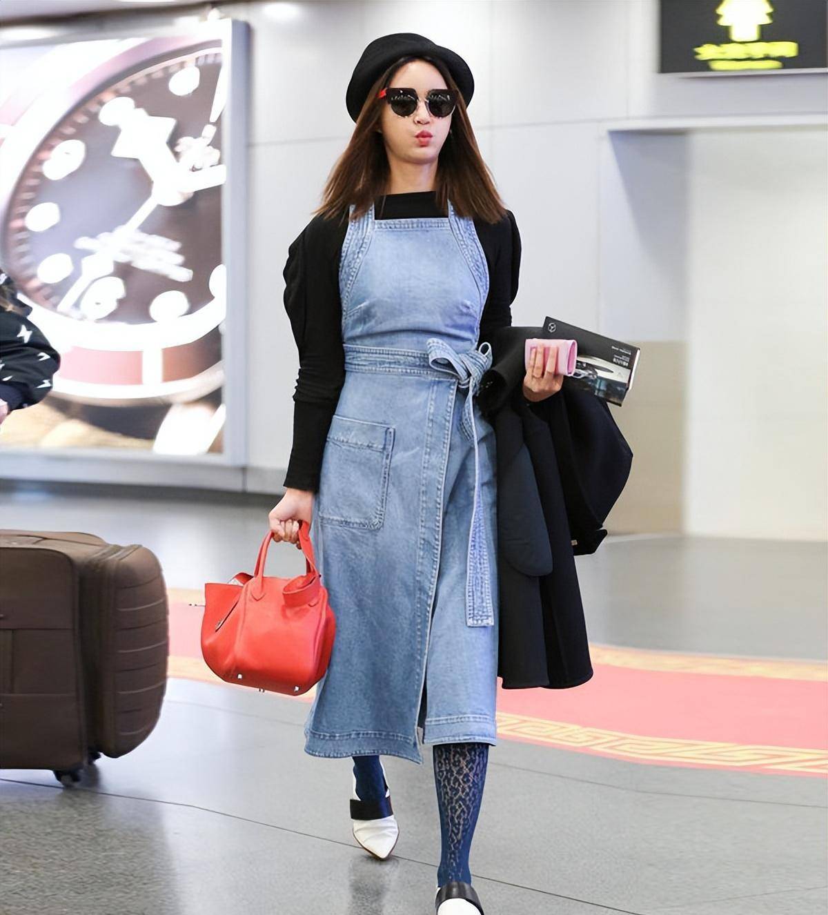 "围裙"风牛仔裤搭配黑色豹纹袜,张歆艺威力到位!_时尚_女孩_气质