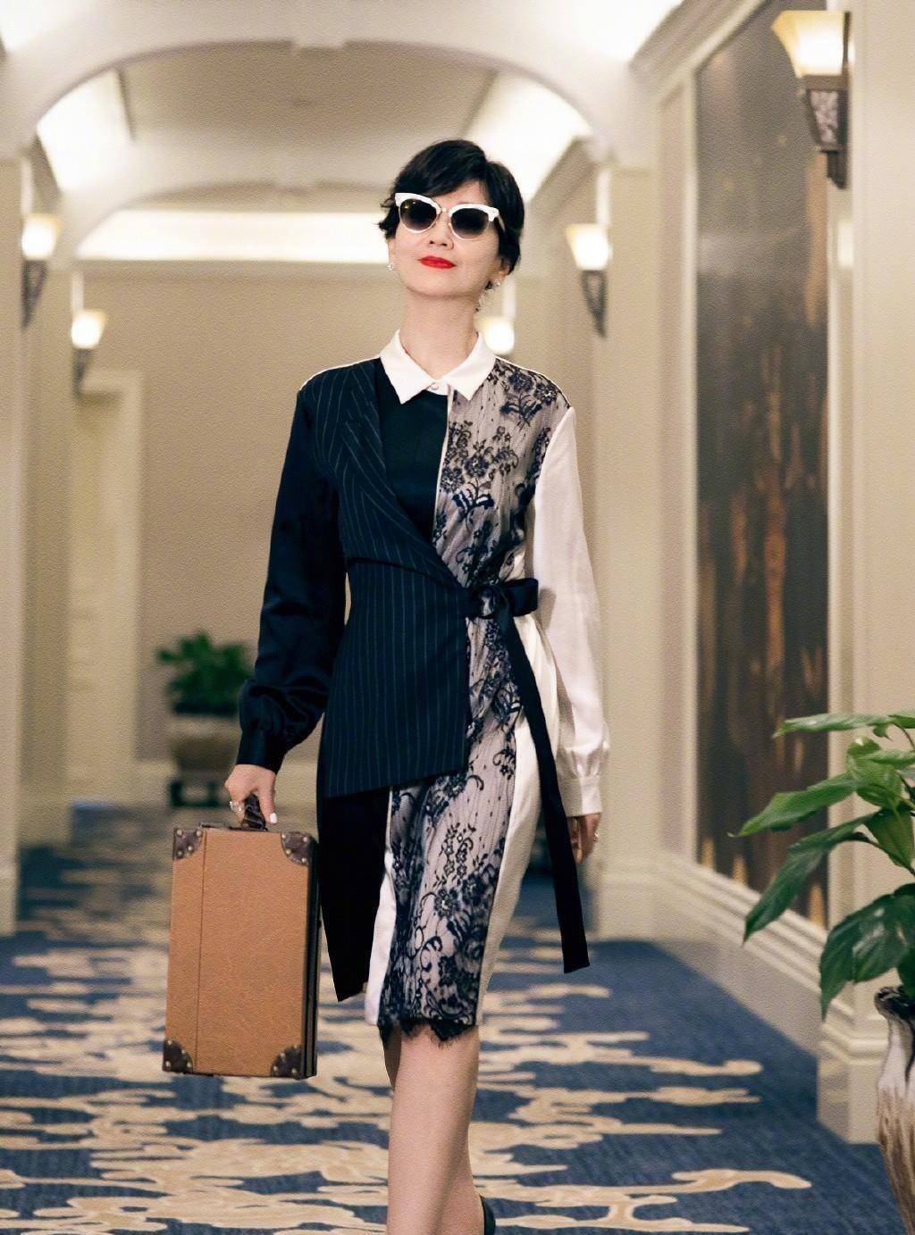 本期我们就以赵雅芝饰演的"神仙女神"为例,看看50岁的女性如何把裙子