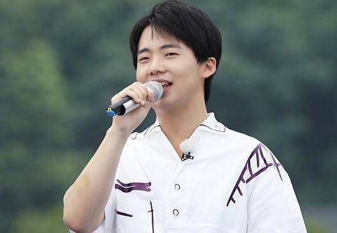 郭麒麟出行被拍,乘坐高铁,着装朴素接地气_郭德纲_明星_大牌