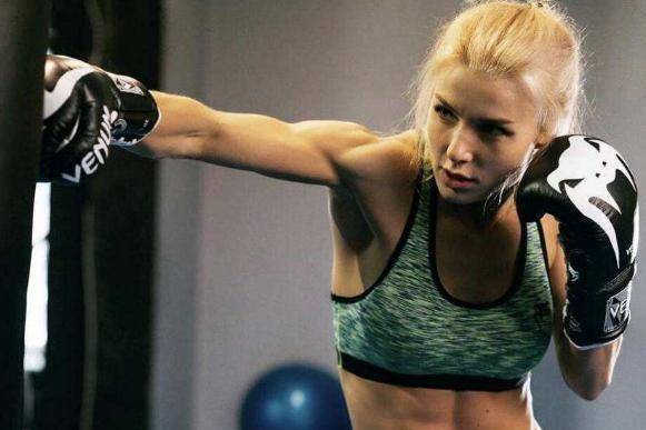 会打拳击的模特,如此美女太少见!拒绝拳王播求,嫁给修车老板_伊卡_泰