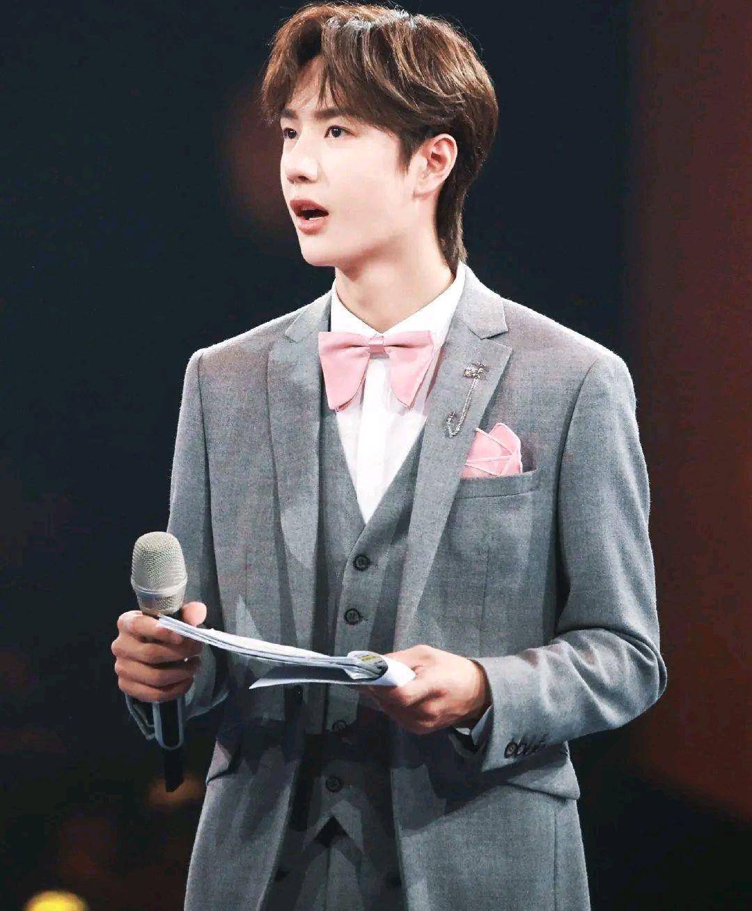 嗨爆夜王一博酷盖人设"崩塌",是货真价实的粉色王子!_切换_酷酷_陈情