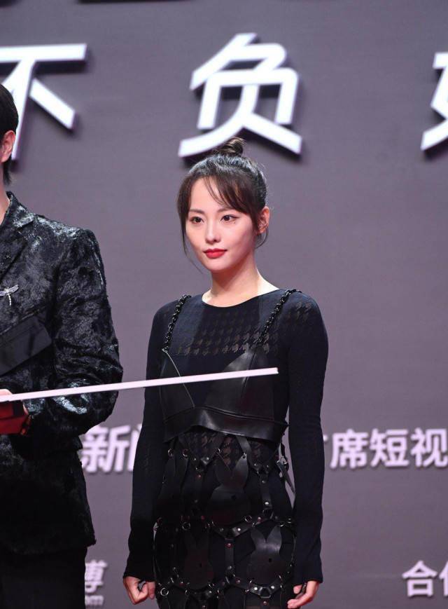 热巴脸上出现奇怪纹路,乔欣跟张嘉倪的礼服一言难尽_活动_唐嫣_身材