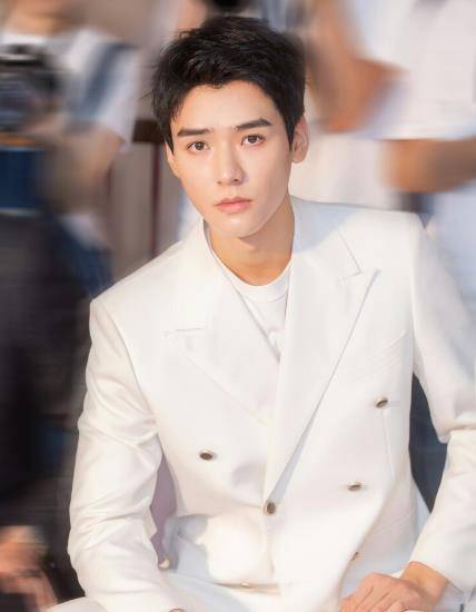 龚俊"变身"照被疯传,看清撞脸哪位王思聪前女友,网友:刺激_张予曦_温