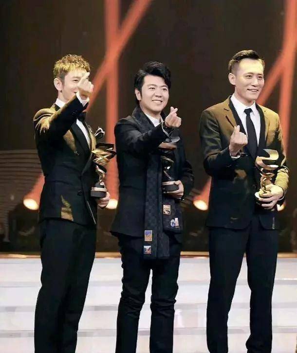 在这张合照中,刘烨186的身高明显是最突出的,但是大家的目光还是放在