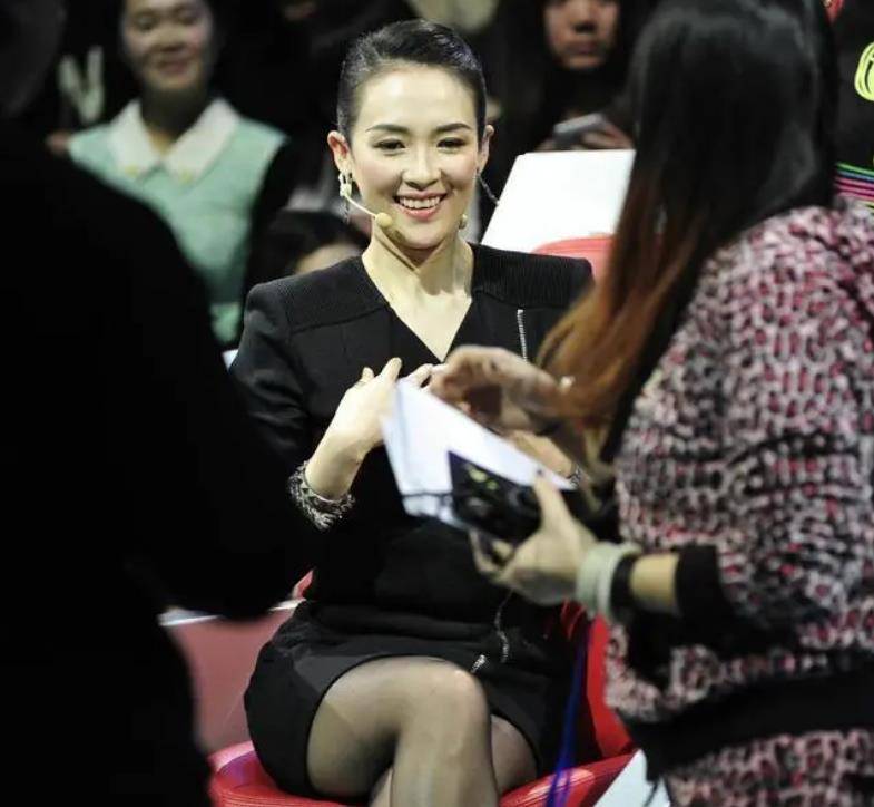 至于装美,章子怡只是听话,穿着时尚袜和紧身上衣真是可爱极了!