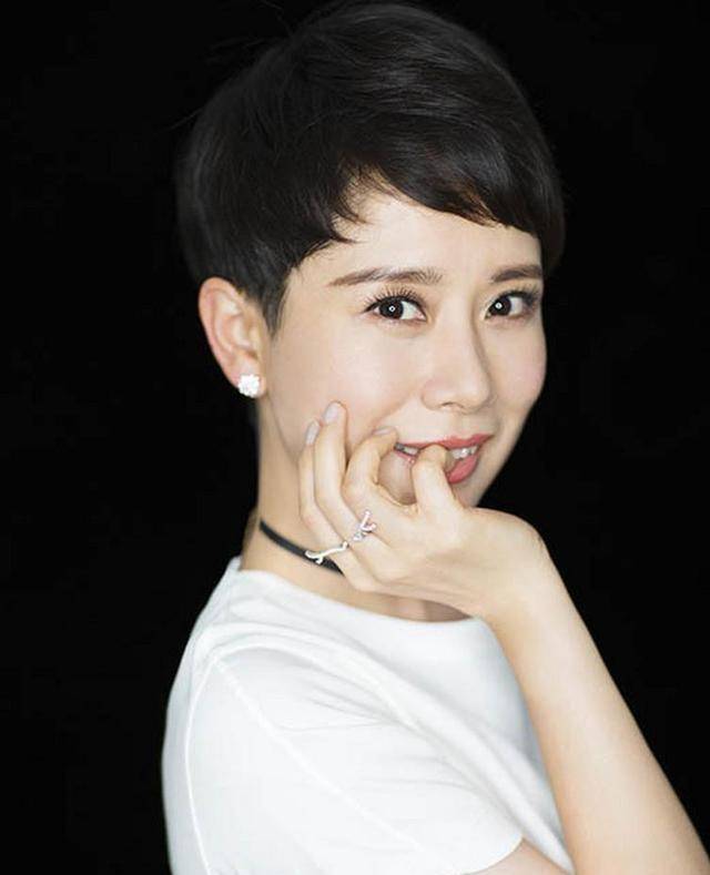 海清素颜商场血拼,打扮休闲,手提战利品,心情愉悦步伐轻快_中年_一身