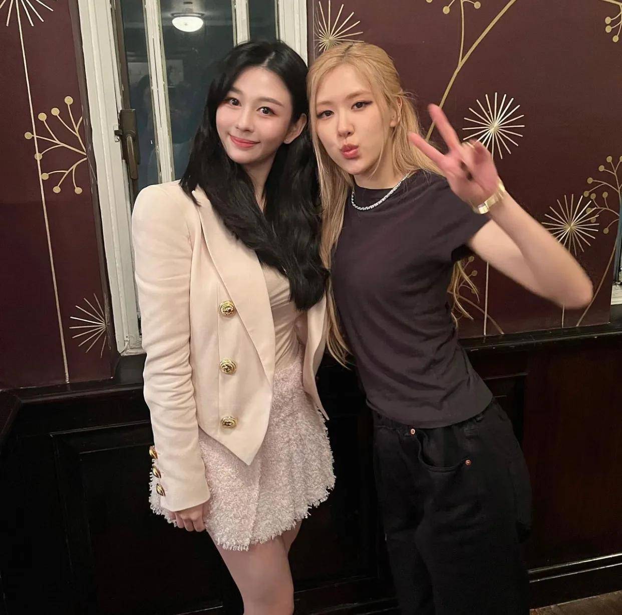 近来沈月亦不时于社交网贴出韩星合照,包括blackpink成员rosé,exo