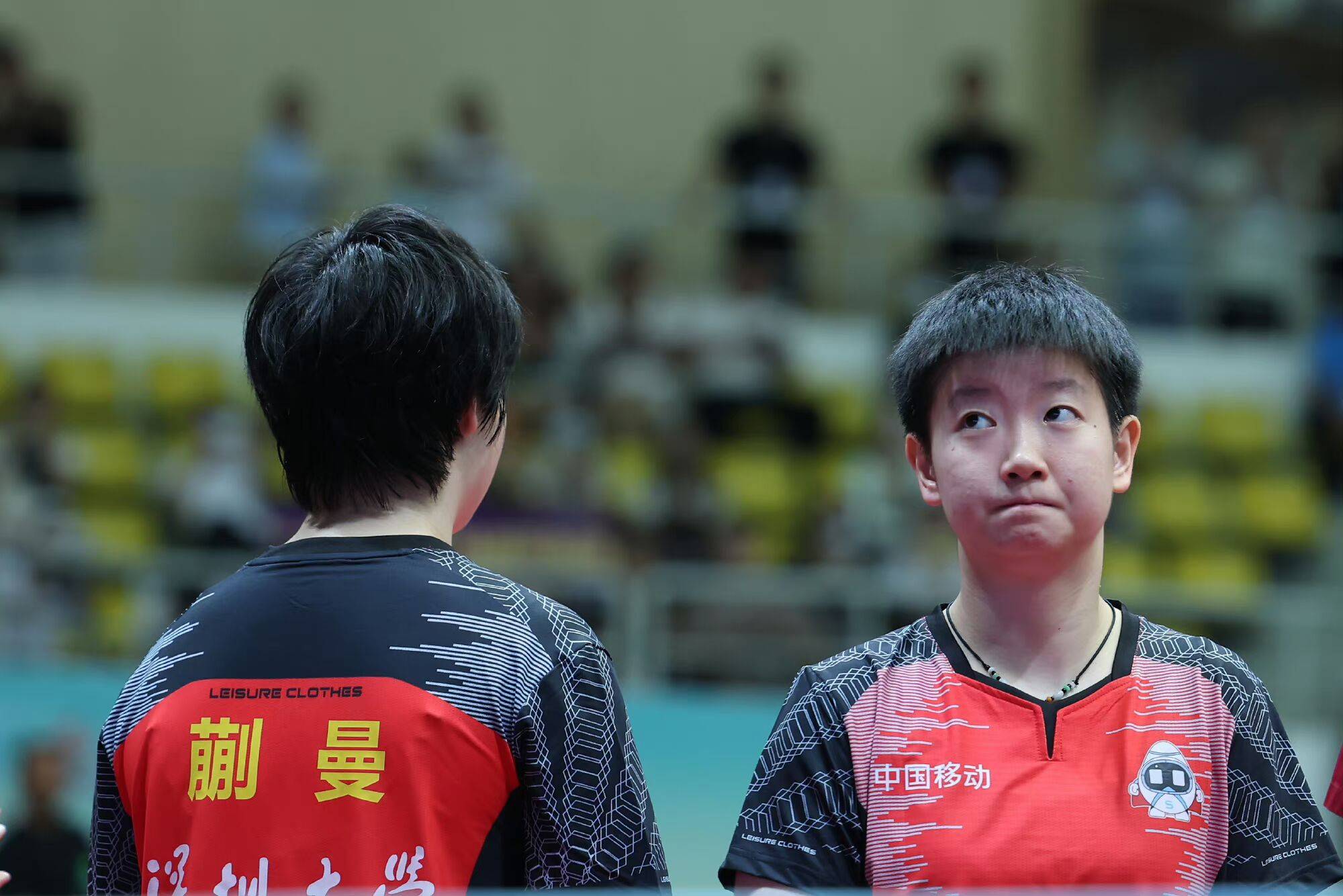 北京时间7月19日,孙颖莎代表的深圳大学俱乐部与何卓佳领衔的上海龙腾