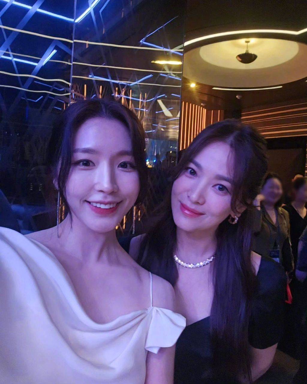 在ig发布与宋慧乔,裴秀智,车银优,林智妍,林允儿,yuri,hani等多位艺人