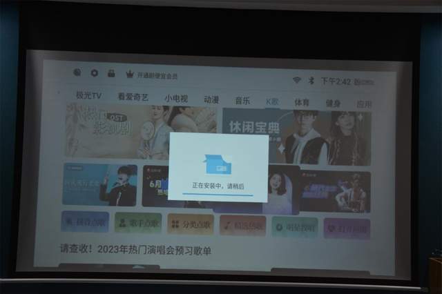 家用投影仪怎么选？小巧轻便AOC F1智能投影，千元价位也有好画质