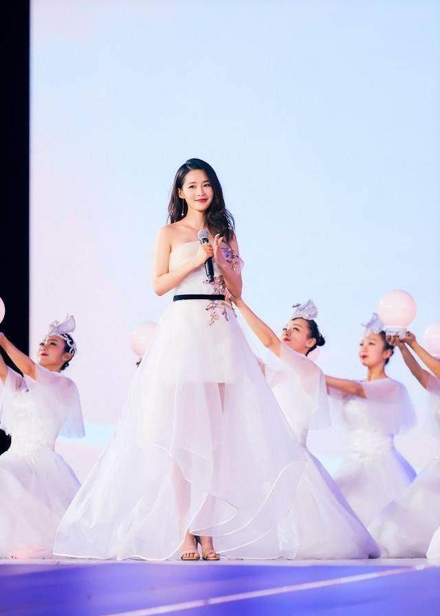 和李沁撞衫真得悠着点,杨幂王子文都输给她了,你不服都不行!