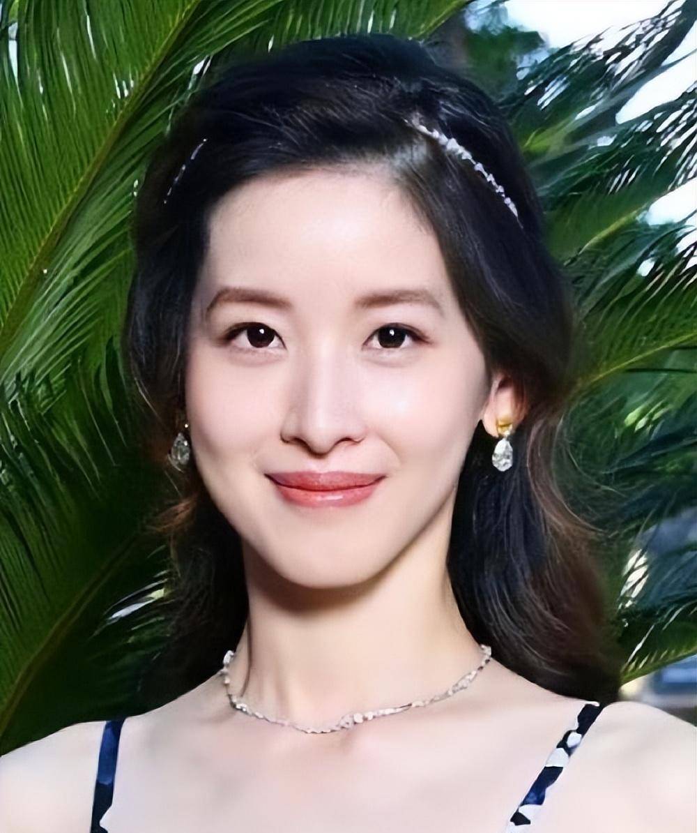 章泽天在戛纳晚宴上惊艳亮相,身穿黑色紧身连衣裙,散发迷人魅力_女性