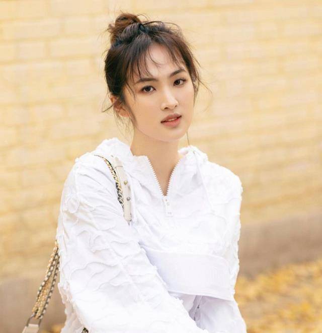 华为小公主姚安娜晒照,凌乱丸子头配"毒液袜"娇俏,成时尚新贵_颜色