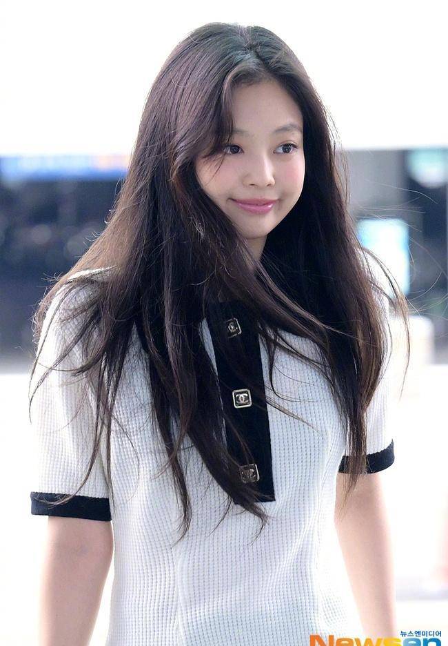 blackpink成员jennie现身机场,穿黑白polo裙甜美可爱!