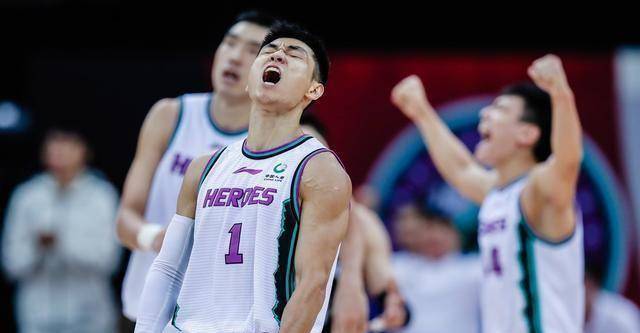 赵睿曾经调侃高诗岩扣篮,只要他扣进了,就会亲他1分钟.