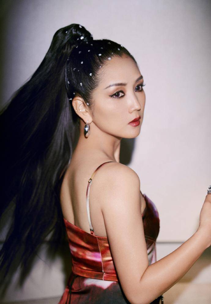 歌手何洁近照瘦到认不出,穿吊带裙纤瘦苗条,和从前判若两人_漂亮_锁骨