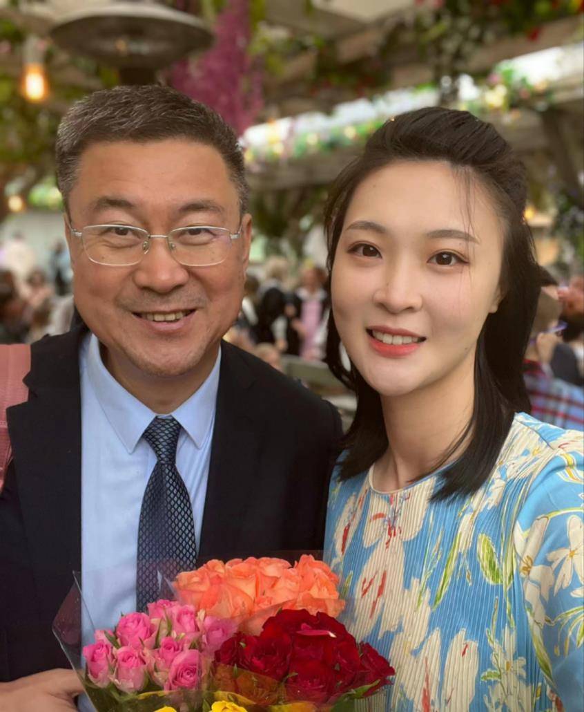 惠若琪和妹妹一家毕业后现身,妈妈穿旗袍白发,三代同一张脸_造型