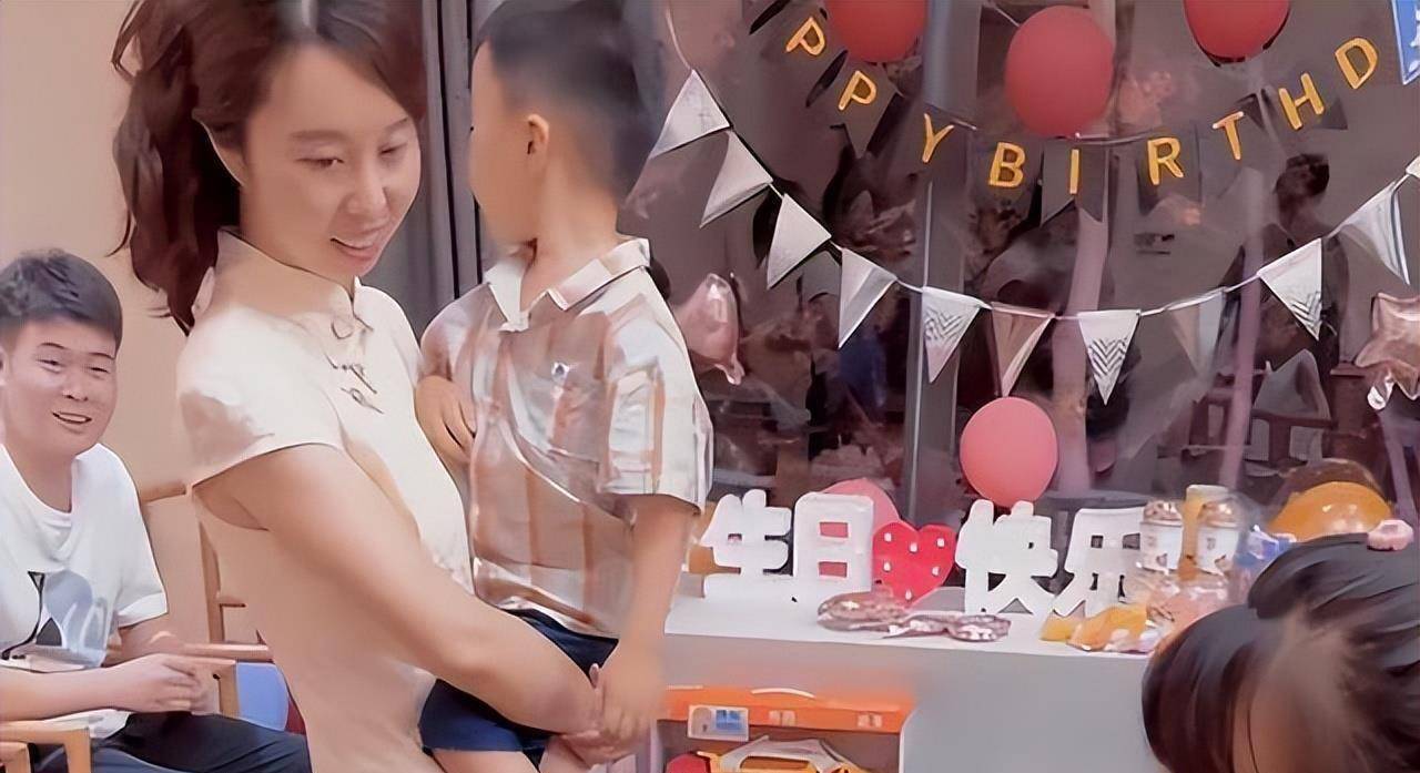 景甜女儿月月过生日,全家人隆重过生日,疑似徐妈妈姚爸爸在场_仪式