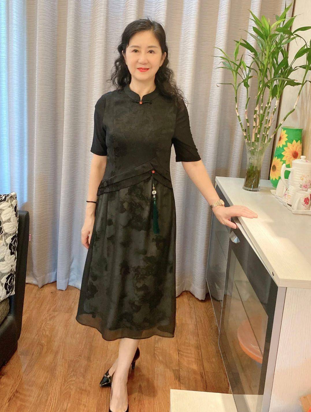 看看这些中年大妈,你就知道颜值很高_女性_连衣裙_款式