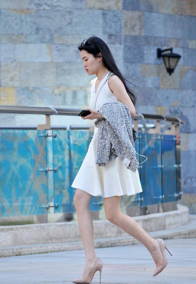 街拍:背着lv包包的白富美真有气质!_美女_时尚_方式