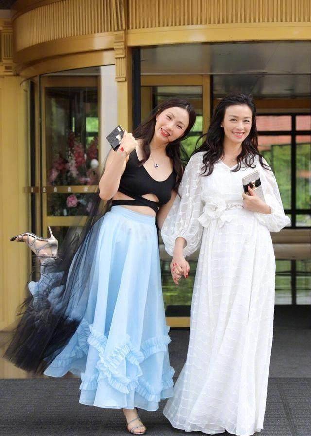 照片中的张庭和小陶虹都四十几岁了依旧美貌如初,可见偏离娱乐圈她们