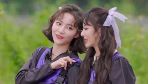 孔雪儿仗着自己腰细,绑上一条"脚链",坐下时却意外滑落到胯部_许佳琪