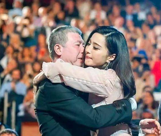 曝知名导演秘密治疗x病,睡遍女主,海选阶段挑床伴,冯小刚躺枪_冯导