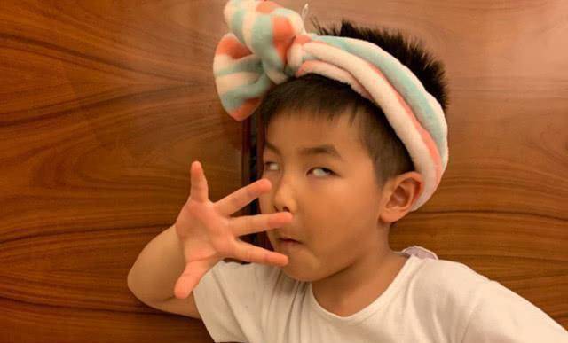 沙溢叮嘱小儿子少吃点巧克力,结果小鱼儿的回答让人笑翻_安吉_胡可