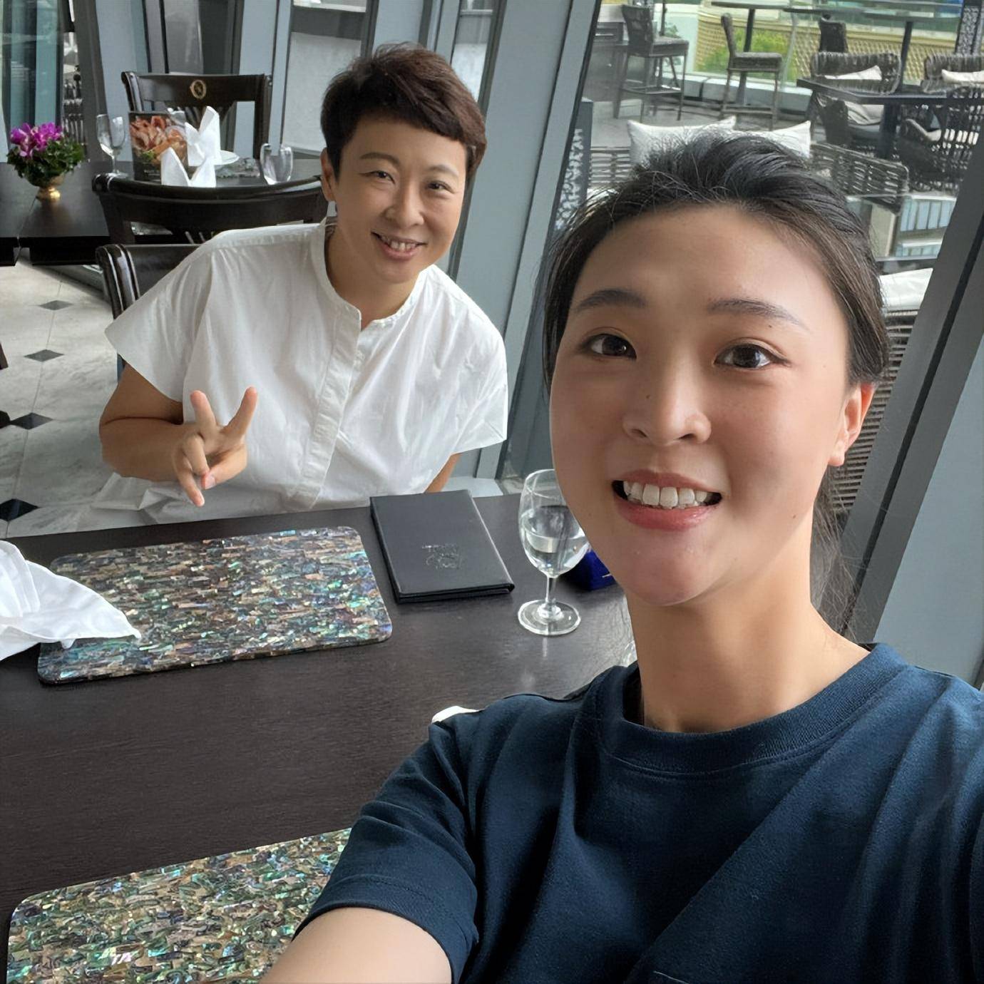 惠若琪辛苦拍摄12小时,忙里偷闲相约异国大姐_中国女排_冯坤_奥运