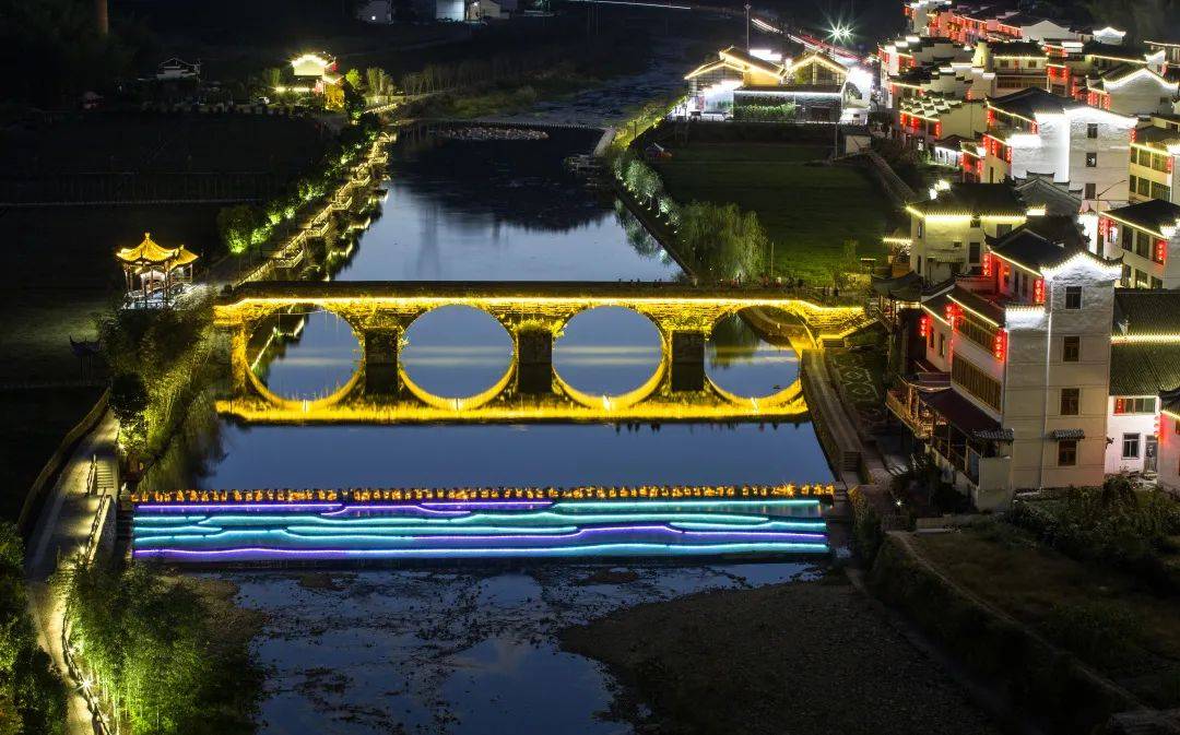 檀溪镇罗家源景区·月牙湖露营基地夜灯,勾勒出帐篷的轮廓;晚风,吹散