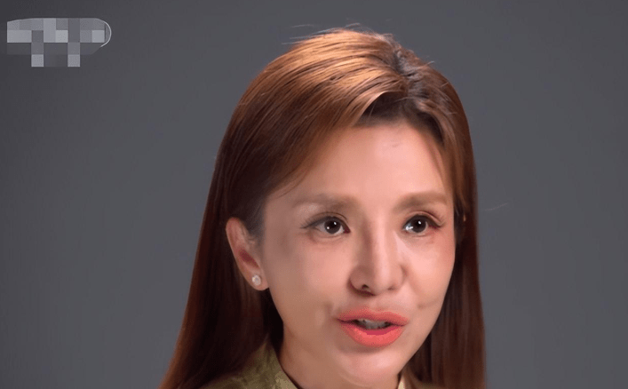 仔细看去,镜头中的朱迅笑起来的时候,脸部显得很僵硬,尤其是苹果肌的