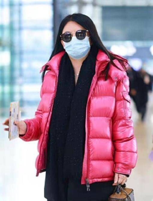 在视觉上起到拉伸身材线条的效果,可以缩减李湘发福身材的膨