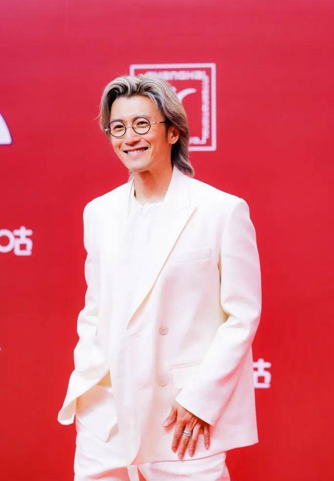 鹿晗把头发染白,撞上谢霆锋!