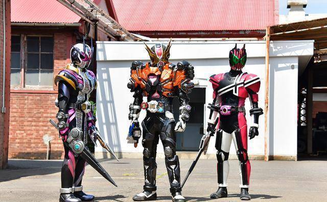 假面骑士时王43话先行图:斯沃鲁兹称王卖队友四位骑士打飞流_奥拉