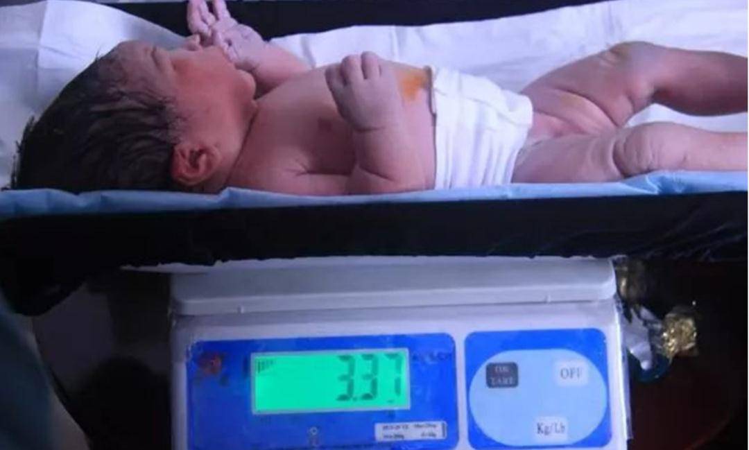 "霸总夫人"秦海璐:37岁生下9斤巨大儿,儿子现状令人欣慰