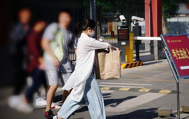 李兰迪晒高中毕业合影是路人还是明星一眼看出差距_同学_时候_模样
