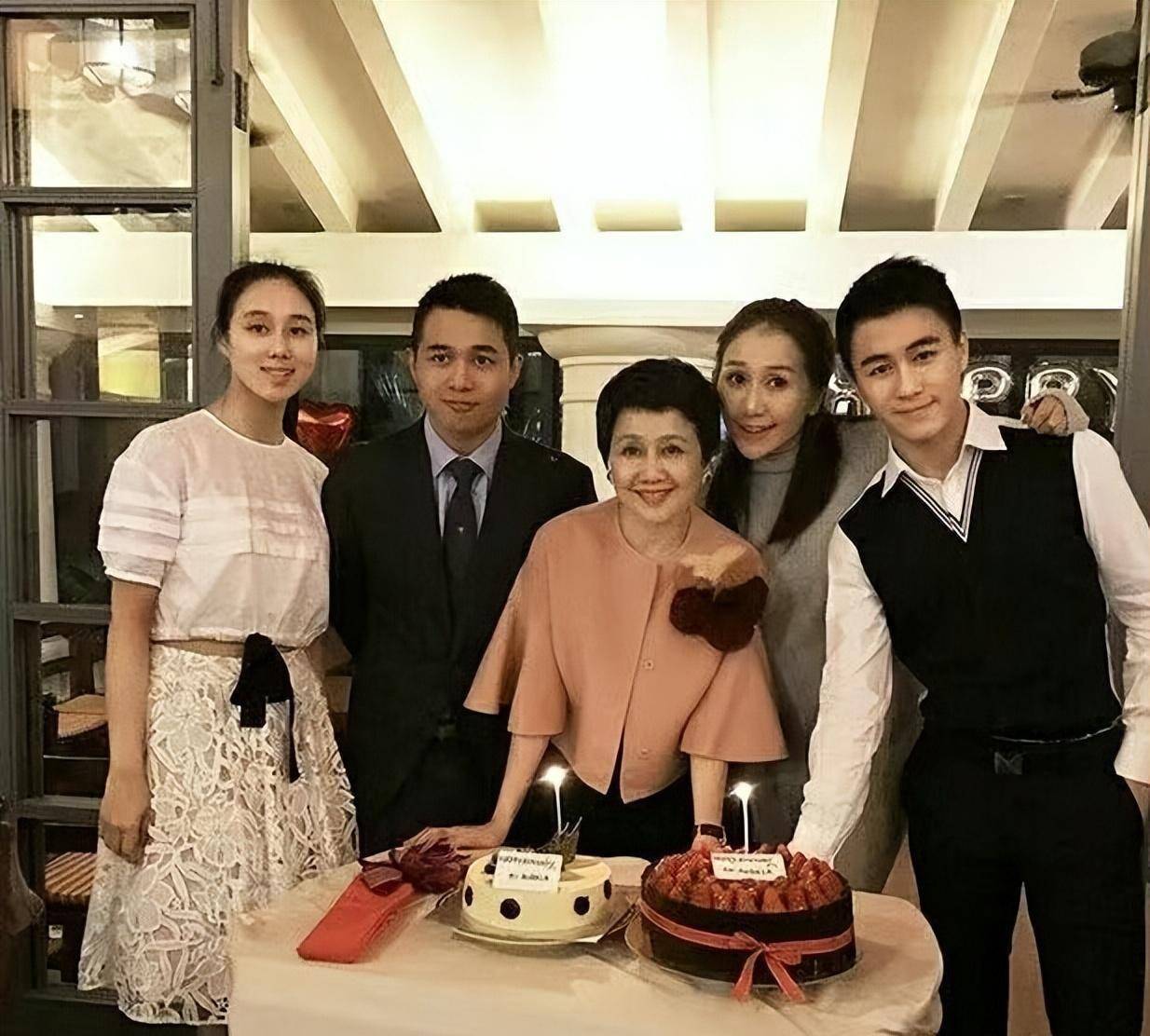 梁安琪出席3月8日晚宴,精致短发抢镜,不戴首饰堪比郭晶晶_奚梦瑶_网友