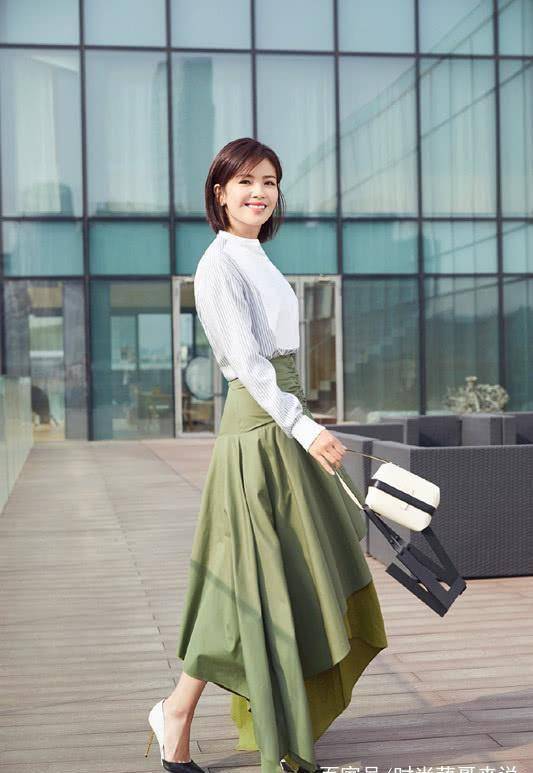 刘涛的这身很显好状态,穿小西装搭卷边裤,去上班就这么安排了!