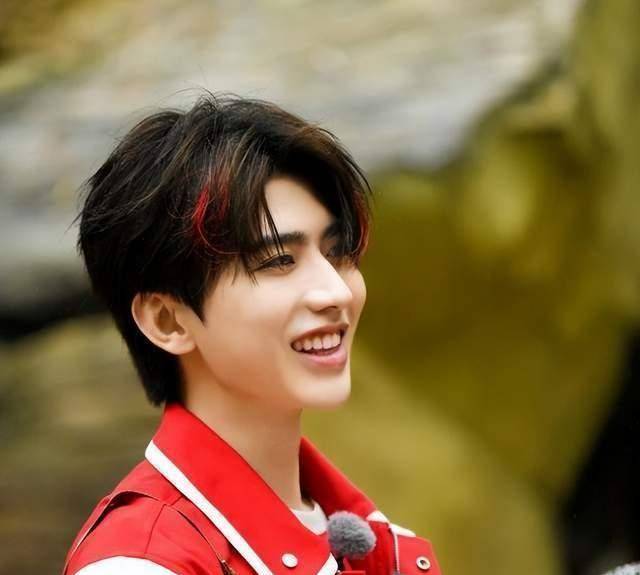 跨年演唱会各放奇招,蔡徐坤加盟浙江台,成毅疑似选择湖南_卫视_舞台