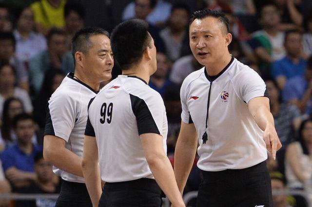 两处争议,汪梅均做出正确判罚!并不是所有的裁判都叫"闫军"!