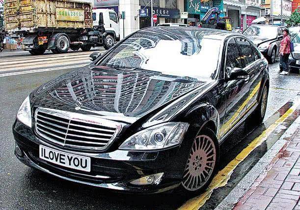 刘銮雄再露面甘比陪同,坐挂1loveyou车牌的示爱车离开!