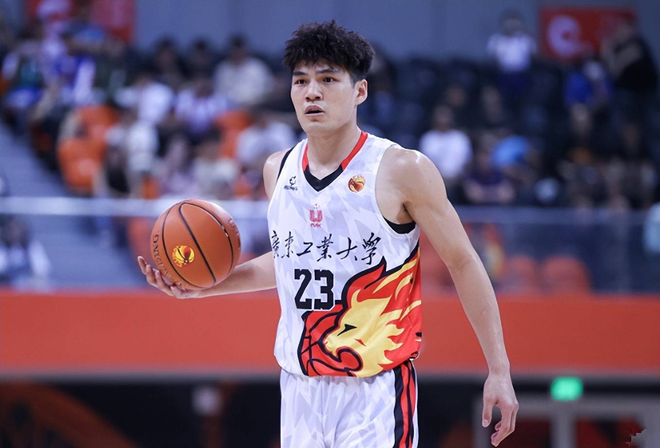 3分7.8篮板1.7助攻1.4抢断1封盖;杨曦皓,21岁,身高205公分,体